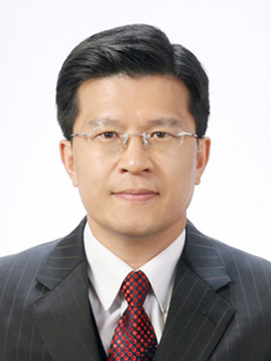 NC. Cumberland University(Ph.D.), LA. Fuller Theological Seminary(D.Min.Cand.) , 총신대학교 일반대학원(Th.M.), 고려신학대학원(M.Div.), 고신대학교 신학과(B.A.), 고신대학교 외래교수(2004-2011년), 현)한국실천신학원 교수(4년제 대학기관), 현)총회신학교 서울캠퍼스 교수, 현)서울성서대학 교수 현)대광교회 담임목사(서울서부노회, 금천구