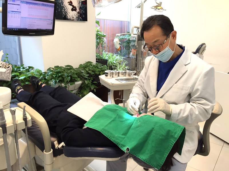 이원유 원장 - 연세이원유치과의원원장, 전 연세대 교수, 교정전문의, 워싱턴주립대 교정과 초빙교수, 켄터키대학 구강안면통증센터 초빙교수, 세계치과교정학회, 미국치과교정학회, 구강안면통증학회, 아시아 임플란트학회 회원, 아시아 두개안면장애학회 회원, 대한치과교정학회 정회원, 대한치과이식임플란트학회 회원