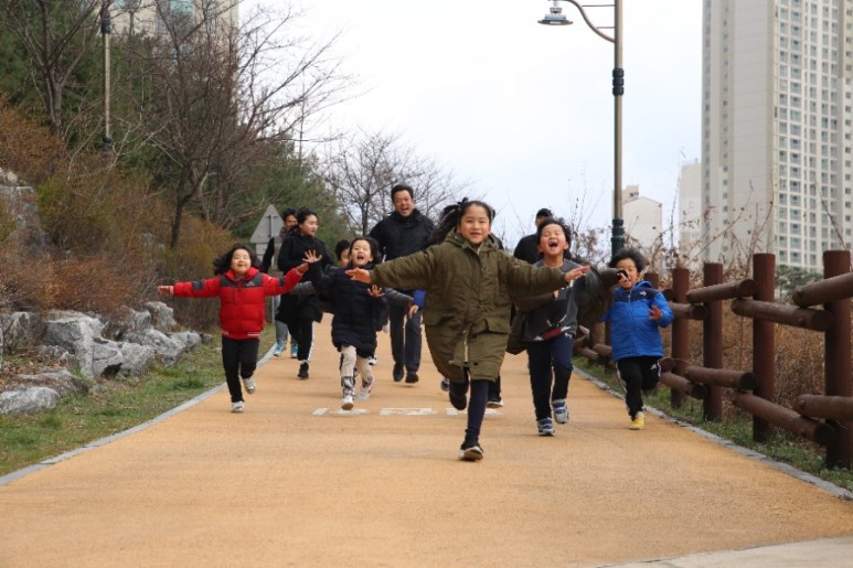 학교는 놀이터. 학교가 즐거운 어깨동무 아이들