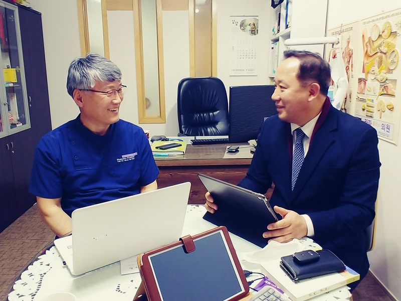 좌측, 현옥철 목사((사)국제의료봉사회 ITMM대표, 라파플러스의원 원목), 우측. 최원영 대표(본헤럴드 대표, 본푸른교회 담임목사)