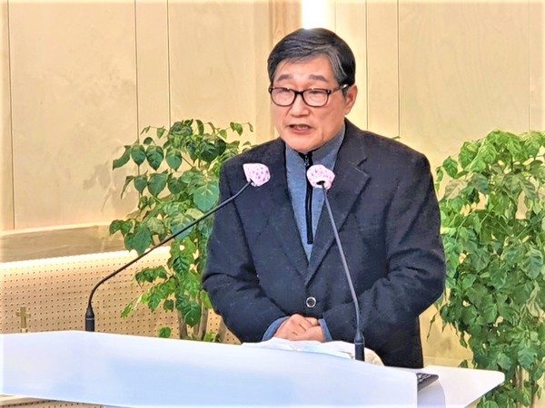 주욱중목사, 조은비전교회담임, 연세대학과법학과졸업, (주)대우근무, 장신대신대원(M.Div), 역서로는 [거룩한 죽음], [지성인을 위한 신앙 지침서] 등이 있다.