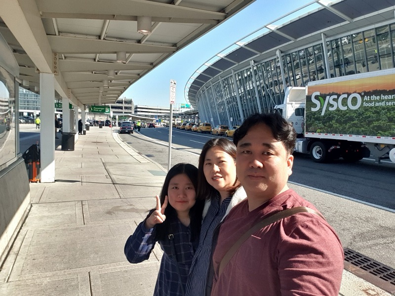 이삼열 목사(산새교회,파란우산카페) 목사이자 목수인 이삼열 목사는 아내 정선영 목사(푸른소망교회)와 한 명의 딸을 둔 행복한 목회자다.