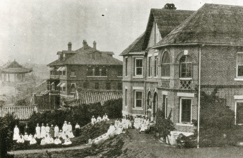 광혜여원 / 1901년 7월에는 건강이 나빠진 로제타 홀과 보구녀관의 메리 커틀러가 안식년으로 귀국하게 되어, 광혜여원은 동대문 병원의 릴리안 해리스가 맡고, 박에스더는 보구녀관을 맡게 된다.(기홀병원과 광혜여원)