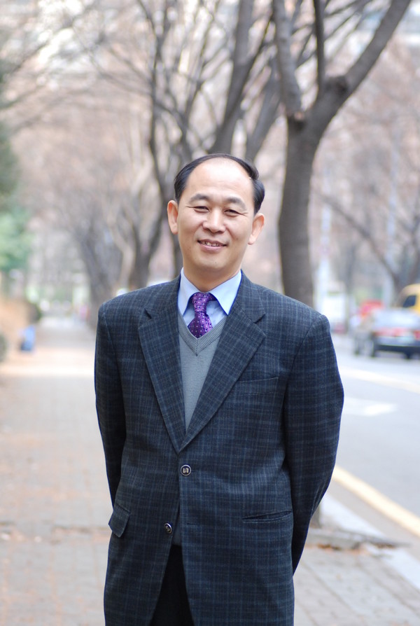 이대희목사, 장신대신대원과 연세대학교 대학원을 졸업, [가정을 세우는 남편의 기도]외에 300여권 이상 기독교 관련 서적을 집필했다.이대희목사는 신앙의 대를 이어온 가문이다. 1대(이동하면장), 2대(이상휘, 이리신광개척, 초대장로), 3대(이대희목사, 예장통합).