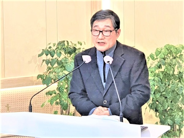 주욱중목사, 조은비전교회담임, 연세대학과법학과졸업, (주)대우근무, 장신대신대원(M.Div), 역서로는 [거룩한 죽음], [지성인을 위한 신앙 지침서] 등이 있다.