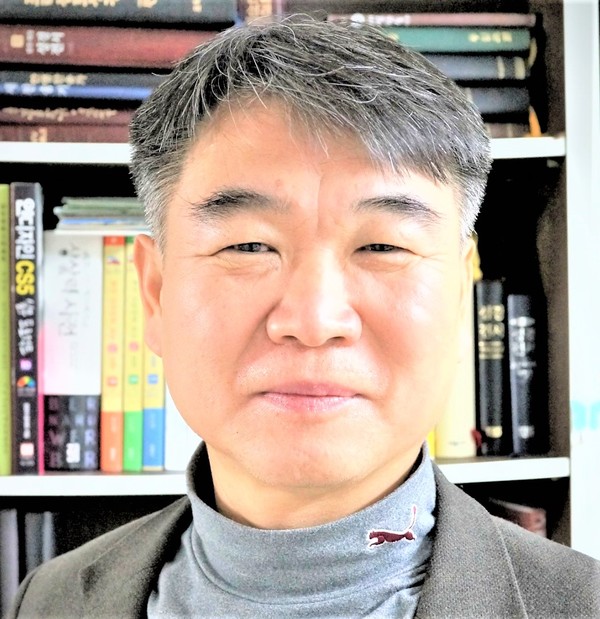 이일화목사, 사진작가, 세무서, 저술가, 국세청공무원, 서울신학대 신학과, 서울시립대학교 대학원, @@@저서로는 [나는 예수님을 어떻게 믿는가?], [하나님을 찾아가는 길], [기독교 교리 알고 보면 쉬워요], [내 마음의 기도소리], [예수님의 십자가], [Souns of Light-사진집], 전공서적 및 다수가 있다.