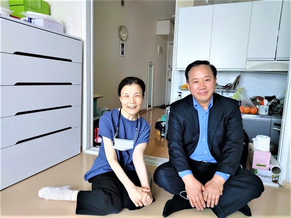 이명호 시인(왼쪽), 최원영목사(본헤럴드 대표, 오른쪽)