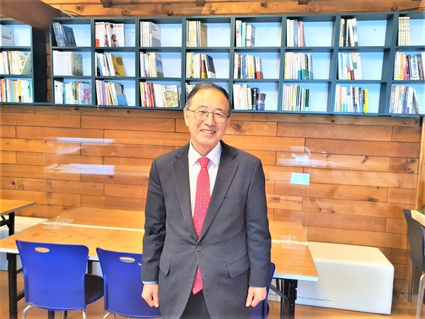 문철영 목사, 연세대학교 신과대(B.A), 본대학원 Th.M, 및 신학전공 Ph.D 취득, 연세대 연합신학대학원 겸임교수 역임, 호서대학원 강사역임, 노량진교회 부교역자 역임, 대한예수교장로회(통합) 인천노회 제 37대 노회장역임, 수정교회 담임목사(1989. 6. 20~ 현재까지)