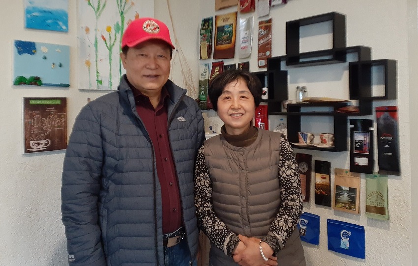 한명철 목사는 미국 캘리포니아주 은혜와 평강교회를 담임하며 30권의 저술과 글쓰기를 통해 복음 사역에 애쓰는 목회자다