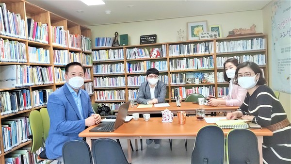  한은희(우,애기똥풀도서관관장), 꿈꾸는작은도서관, 류승우(산마루작은도서관관장), 최원영목사(좌, 늘푸른작은도서관 관장)