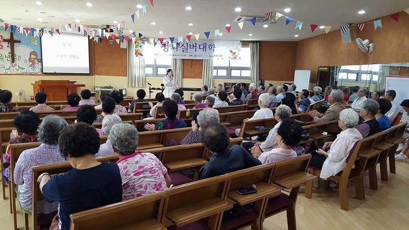 평화교회 실버대학은 노년들의 건강한 신앙과 삶을 위해 다양한 활동을 한다.(코로나 이전 사진)