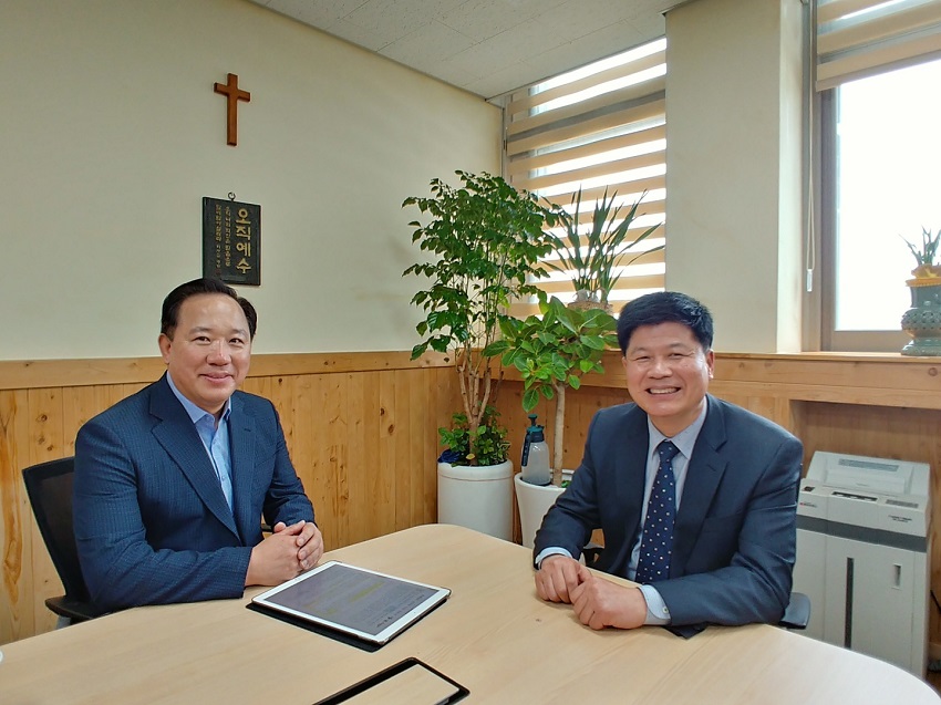 우측 박상익 교장선생님, 좌측 최원영 본헤럴드 대표