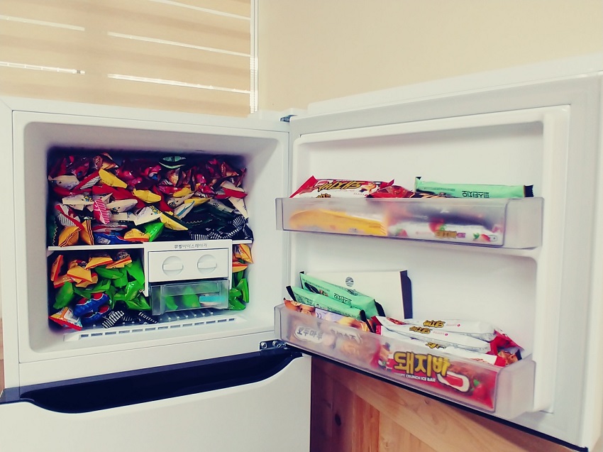 교장실 냉장고에는 학생들을 맞이할 항상 아이스크림이 가득하다