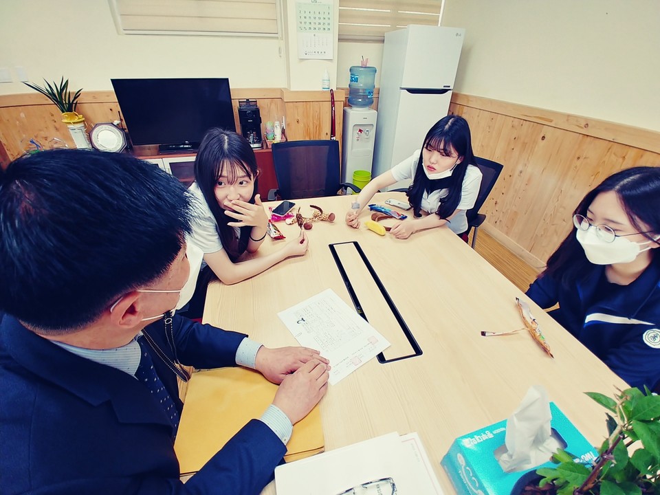 인터뷰 중에도 학생들이 자유롭게 들어와 진로 및 신앙상담을 한다