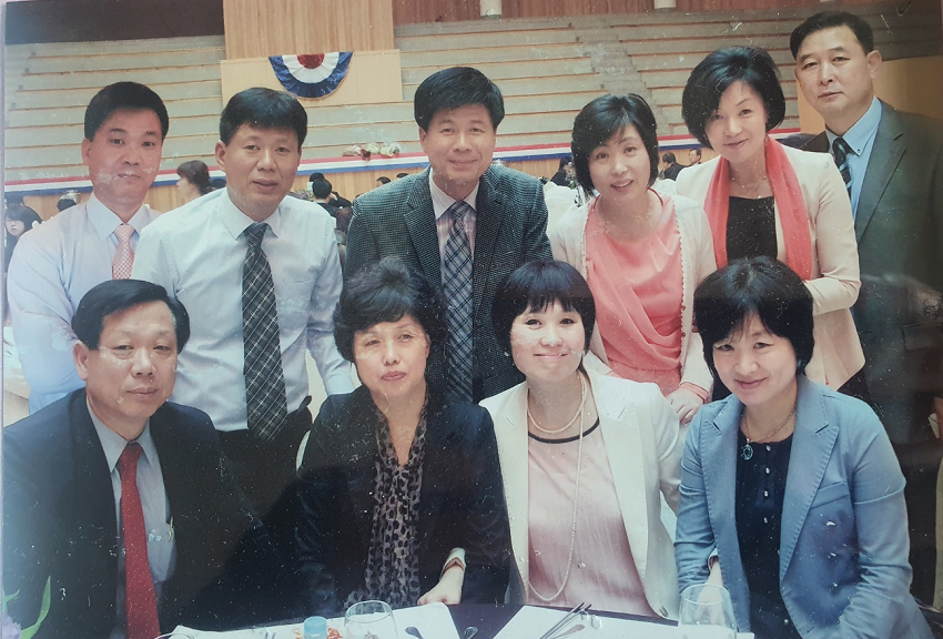 신일스승상은 수도권 지역 전 교사를 대상으로 2002년부터 수상 , 5남매 부부의 기념사진