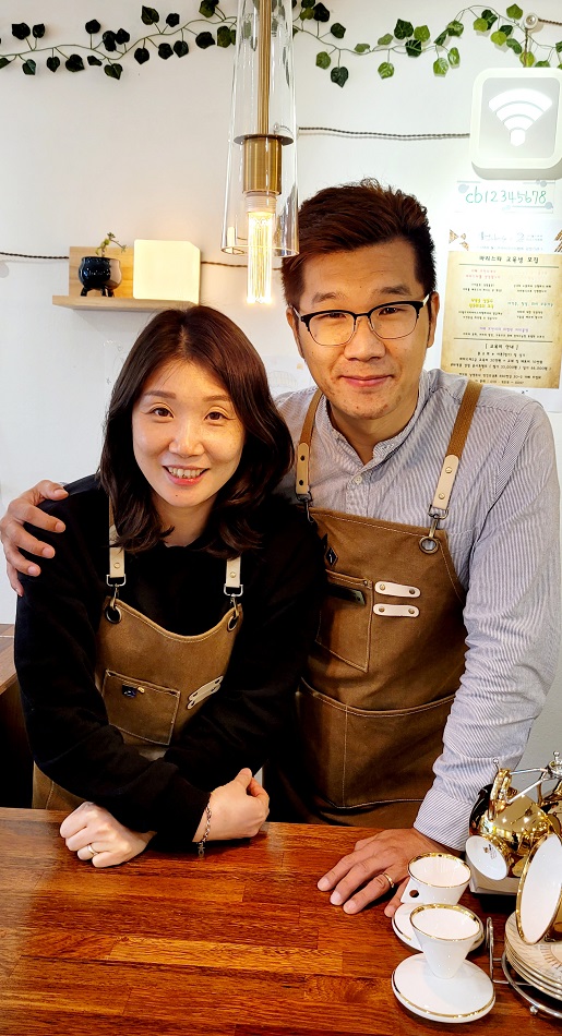 카페브릿지 사역(카페 사장, 아내 손영미 사모)