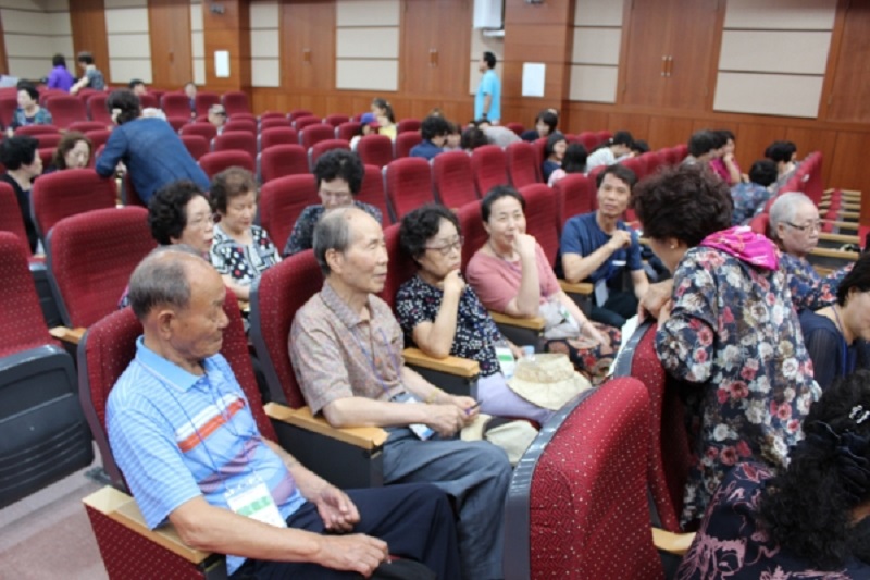 평화교회의 전교인 수련회는 노인 성도들이 전 연령대와 자연스러운 커뮤니케이션을 이루게한다