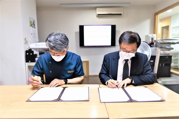 협약식: 원종규(우, 대표, 코리안리재보험주식회사), 현옥철(좌,대표,국제의료봉사회)