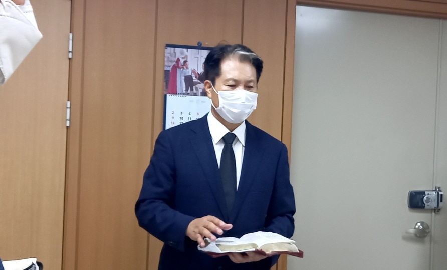 폭염에 더운 쪽방에서 숨진 성도의 장례를 집례하는 임명희 목사