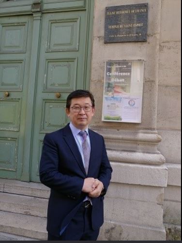 성원용목사, 파리선한장로교회 담임, 장로회신학대학교(Th.B/M.Div). 미드웨스트 유니버시티 리더십으로 박사학위 취득,  저서로 '본질을 붙들면 후회하지 않는다'