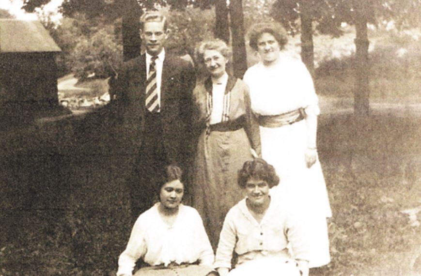 1914년 아펜젤러의 가족이 촬영한 사진으로 뒷줄 왼쪽부터 시계 방향으로 헨리 닷지, 어머니 엘라 닷지, 엘리스 레베카, 아이다 한나, 메리 엘리. 배재학당역사박물관