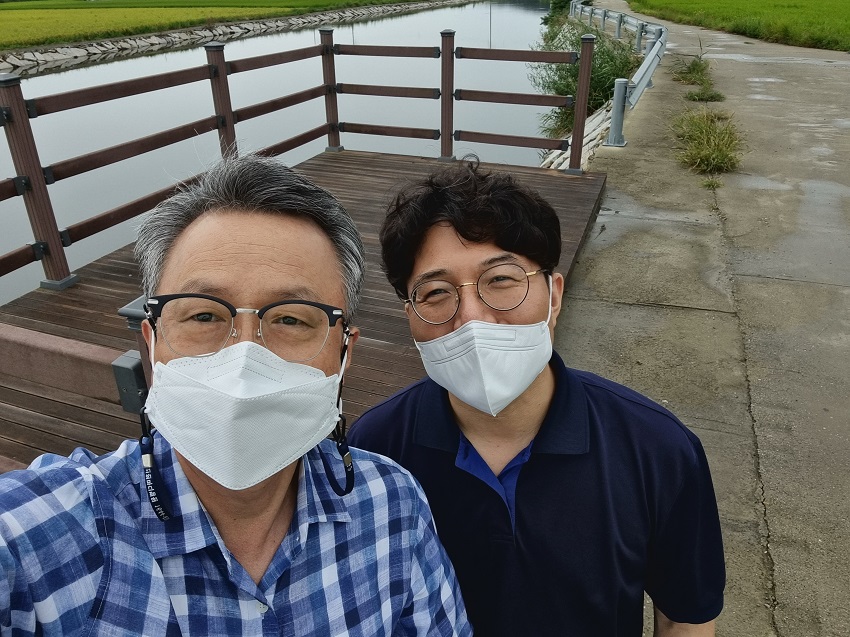 존스 선교사가 이승환의 어머니에게 베푼 선상 세례터, 좌측이 임승훈 목사 우측이 임경묵 목사