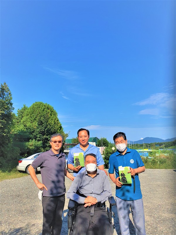 정하균이사장(가운데),  최원영목사(본헤럴드대표, 가운데), 주욱중목사(조은비전교회, 우)