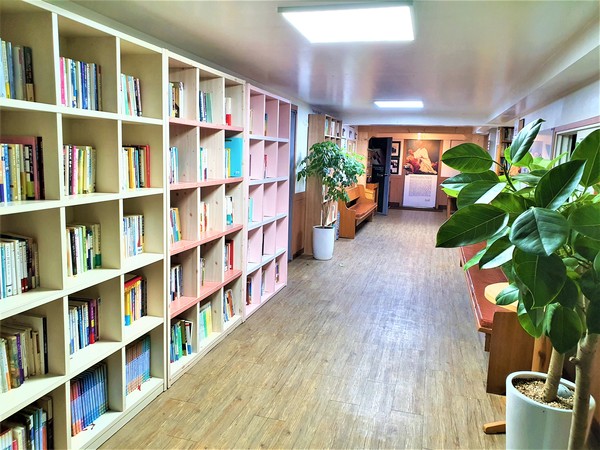 교회 본당 들어가는 통로