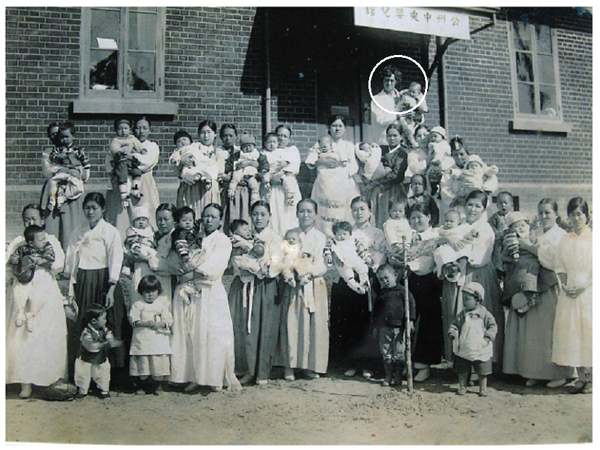 보딩선교사와 중앙유아원 (출처 : 공주기독교 중앙사회복지관)
