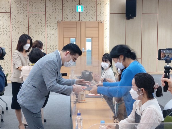 이정훈 강동구청장 감사장 전달