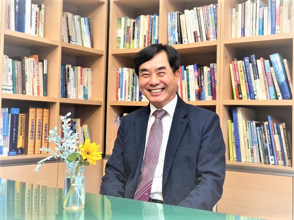 김다니엘선교사, 서울신대(B.A), ACTS선교학 석사, Georgia Central University(Ph.D candidate). 한국어 저서로는 [하나님과 동행하는 선교, 생명의말씀사], 쿰란출판사에서 [복음중의 복음], [쿨한부자되기], [신,구약베이직]이 출간되었다.