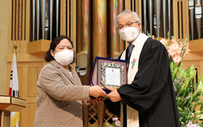 자신의 장애를 극복하고 장애인들을 살피는 이희숙 목사, 남대문교회 담임 손윤탁 목사