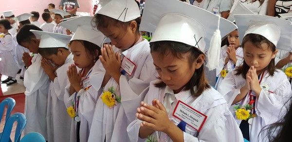 졸업식에 예쁘게 기도하는 유치원생