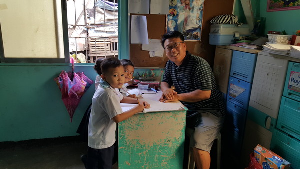 유치원의 어린이들과 함께하는 문주연선교사