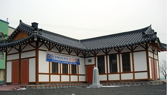 경기도 이천에 설립된 ‘평양장대현교회’본당. 실제 크기를 5분의 1로 축소해 복원했으며 남녀를 구분해 앉았기 때문에 ㄱ자형이다.