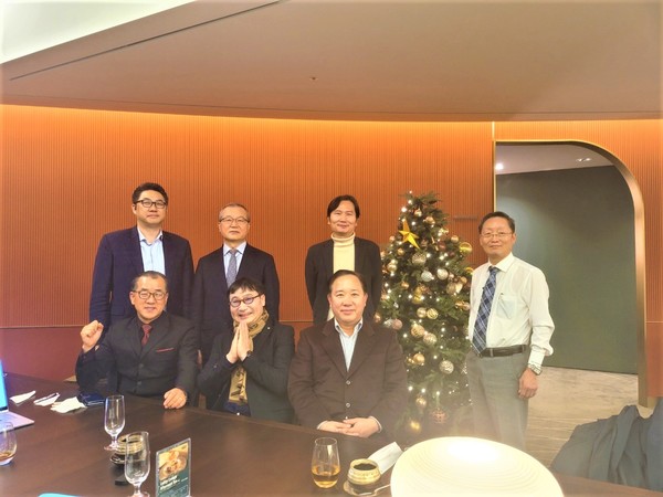 앞줄왼쪽부터: 안근수 대표, 자명(해지사모펀드 CEO), 최원영목사(본헤럴드신문 대표),  뒷쪽 왼쪽부터: 박재석(JD컨설팅 대표), 김두만(KS그룹 부사장), 오세웅(휴먼자산운영 이사), 조훈식(아이젠글로벌 CEO)