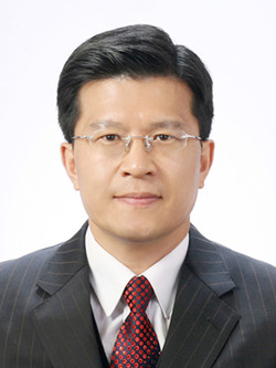 NC. Cumberland University(Ph.D.), LA. Fuller Theological Seminary(D.Min.Cand.) , 총신대학교 일반대학원(Th.M.), 고려신학대학원(M.Div.), 고신대학교 신학과(B.A.), 고신대학교 외래교수(2004-2011년), 현)한국실천신학원 교수(4년제 대학기관), 현)총회신학교 서울캠퍼스 교수, 현)서울성서대학 교수 현) 평안의교회 담임목사