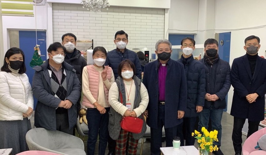 감리교 이철 감독회장과 본부 유성종 기획홍보부장, 정해윤 목사 신학과 동기들