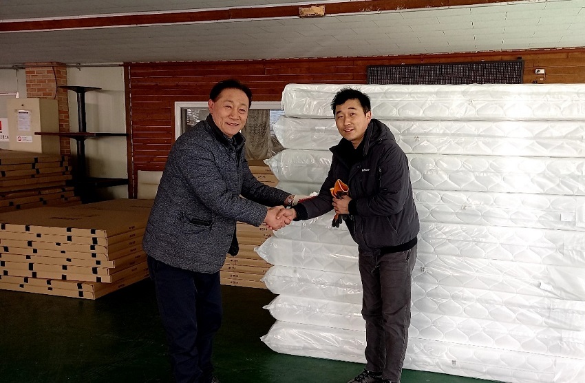 (사)한국다문화희망협회 장윤제 대표(왼쪽)와 광무침대 오택관 실장(오른쪽)