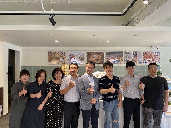 1호로 창업한 카페 방문 당시 기념 촬영