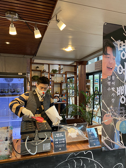 붕어빵 코너를 틍해 창업의 기회와 장을 제공한다. 겨울철은 인기가 대단하다.