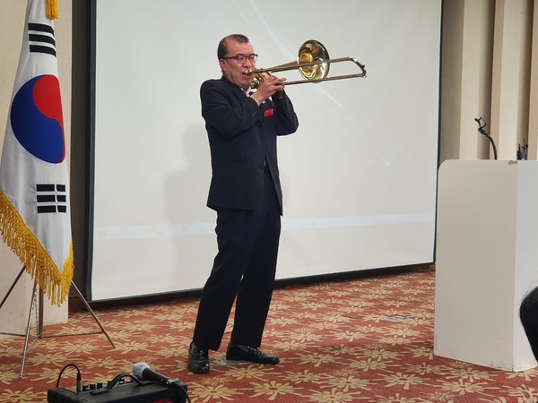 특송, 오케스트라 연주자 양이훈