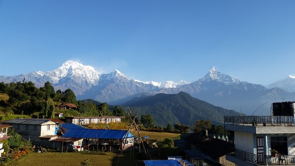  안나푸르나(좌) 마차푸차레(오른쪽 삼각모양)