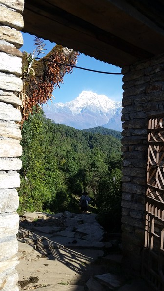  문틈으로 보이는 안나푸르나