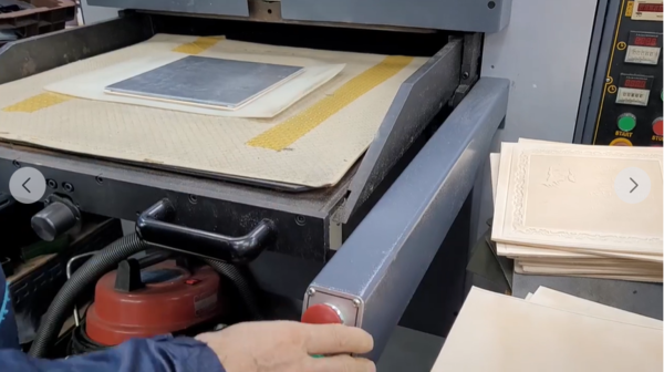 놋쇠동판을 프레스에 넣고 가죽에 그림과 글자를 새긴다.