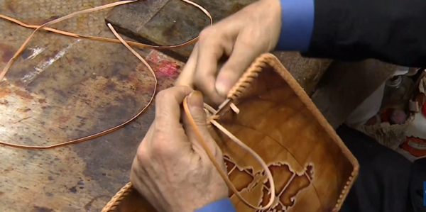 한땀 한땀 가죽끈으로 테두리를 묶는다.