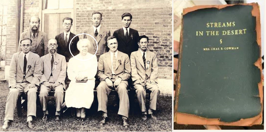 성서학원 교수와 직원들과 함께 한 레티 카우만, 그녀의 책 '사막의 강물'