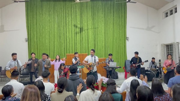 부흥네팔팀 사역모습(왼쪽에서 3번째가 앤토니 목사)