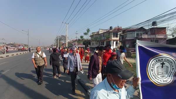 이번 행사를 진행하는 딜리람목사(회색상의)