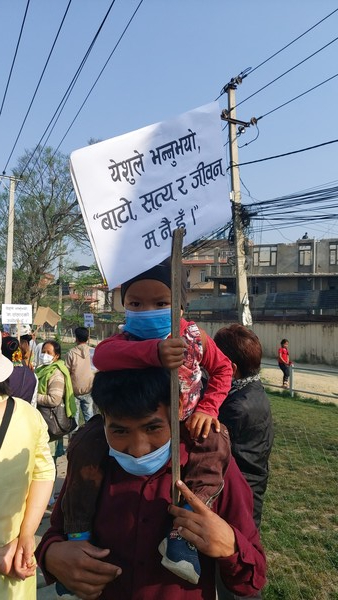 아빠와 함께 부활의 기쁨에 참여한 아기!
